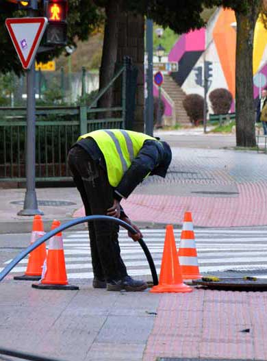 On street drain unblocking Drain Jetting being carried out in London